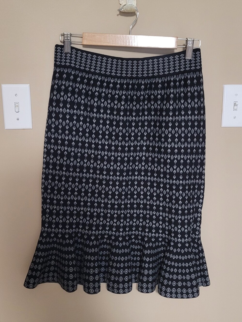 💛2 for $20💛 Bundle and save Black and White Patterned Flared Hem Skirt